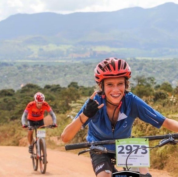 Henrique Bravo attacking on mountain climb during U23 cycling stage race