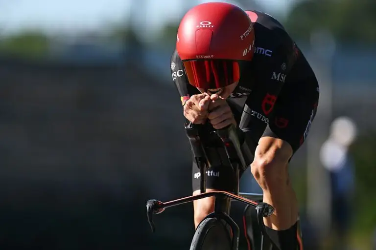 Enric Mas successfully defends the red jersey after Stage 18.. Source : Alexander Hassenstein / Getty Images