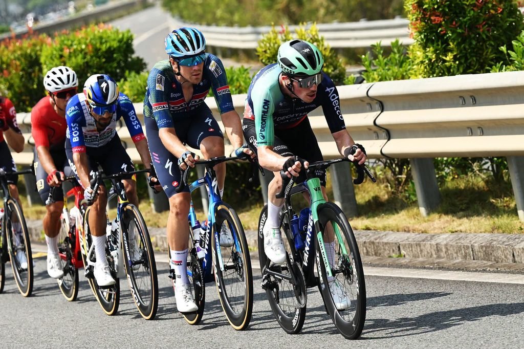 Peloton sprinting toward the finish line on wide coastal boulevards in Fangchenggang.