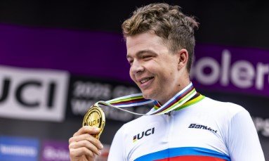 Florian Vermeersch riding gravel bike in Belgian national kit during UCI Gravel World Championships