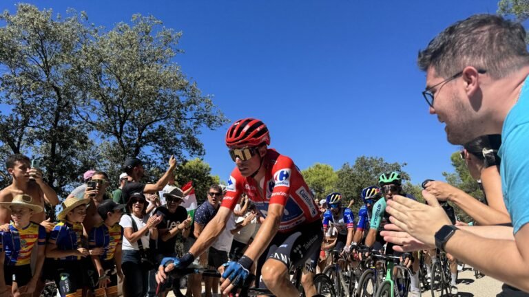 Enric Mas (Enric Mas in the red leader's jersey during stage 9 of the 2026 Vuelta a España, on the Puerto de Tudons)